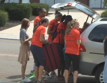 Carson-Newman student-athletes lend a hand to incoming students