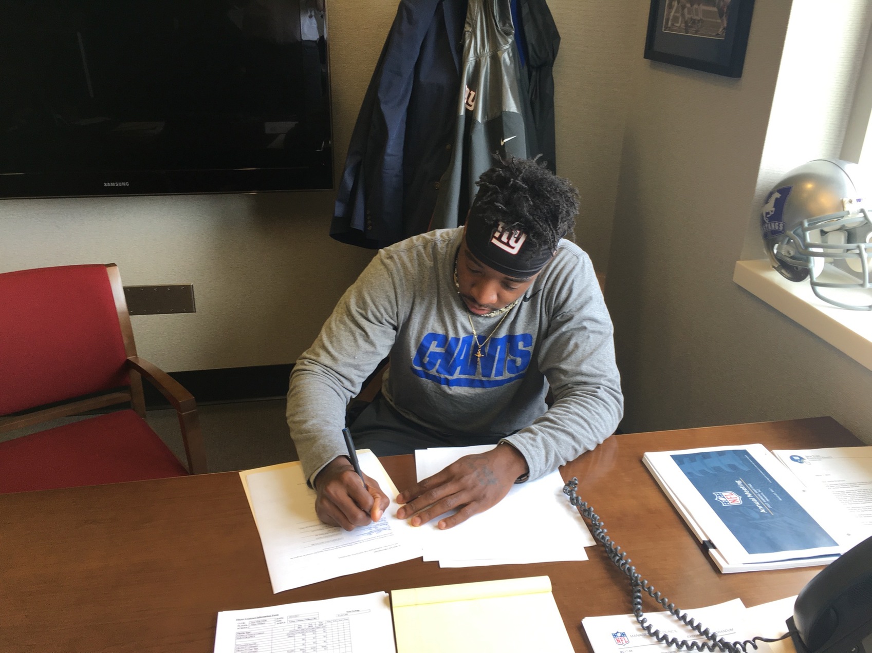 Former Carson-Newman star Kevin Snead signs a contract as an undrafted free agent with the New York Giants