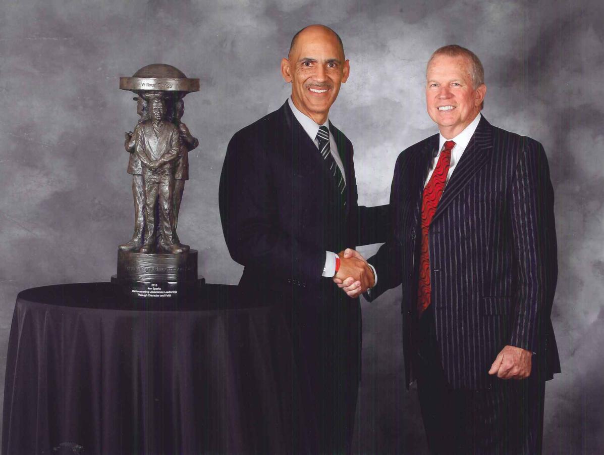 Dungy honors Sparks with Uncommon Award