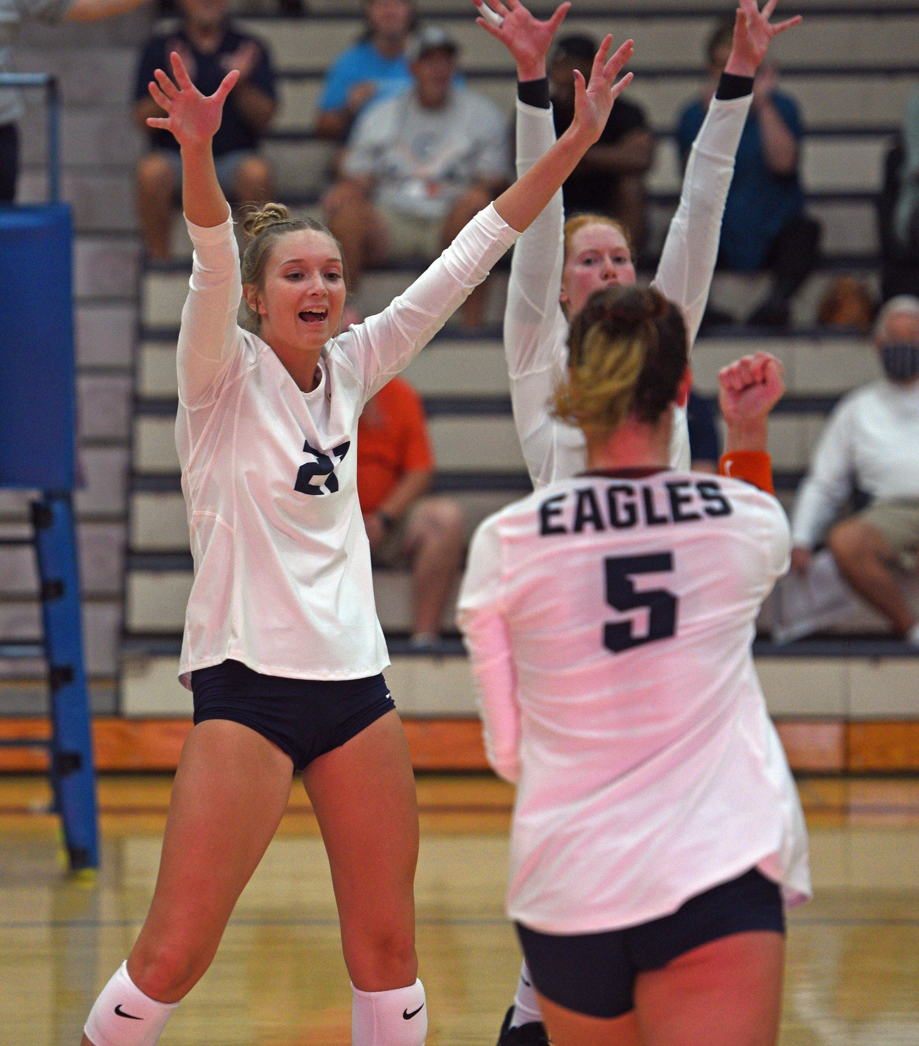 Middles maul Trojans in Music City sweep